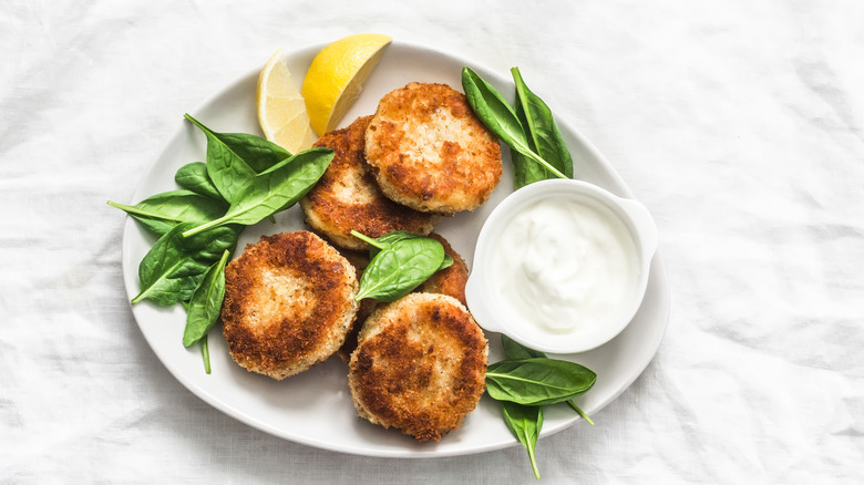 Tuna cakes, spinach, and lemon slices