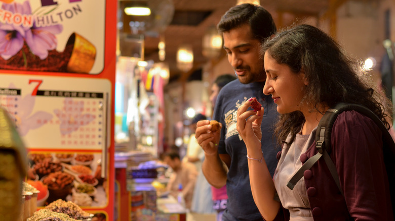 couple at dubai spice market