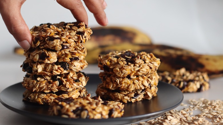 Oatmeal raisin cookies