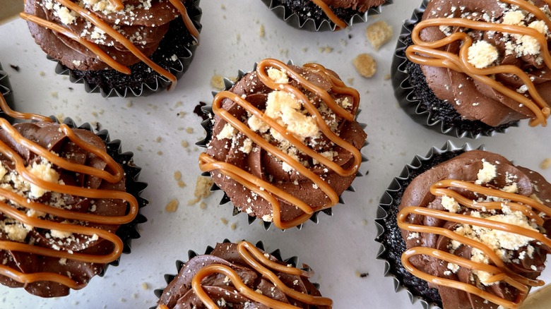 Dulce de leche-stuffed millionaire shortbread cupcakes