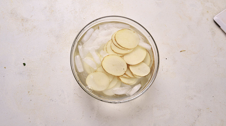 soaking potatoes in ice water