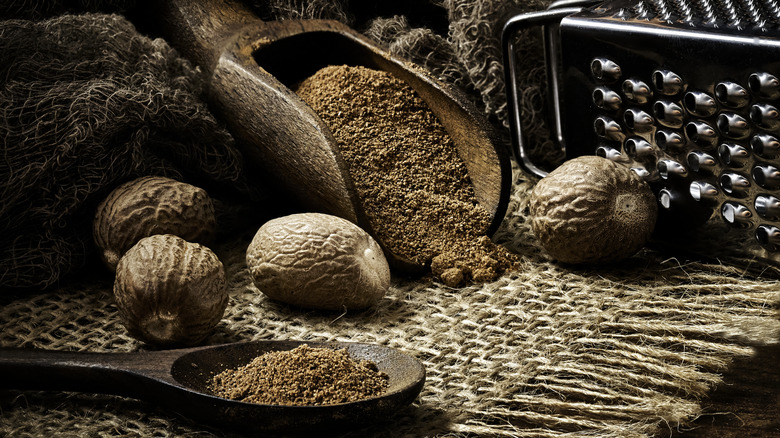 whole and ground nutmeg