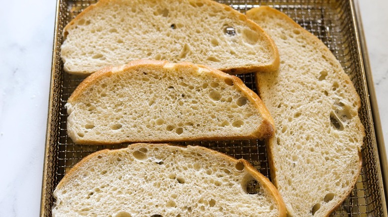 sliced bread in air fryer