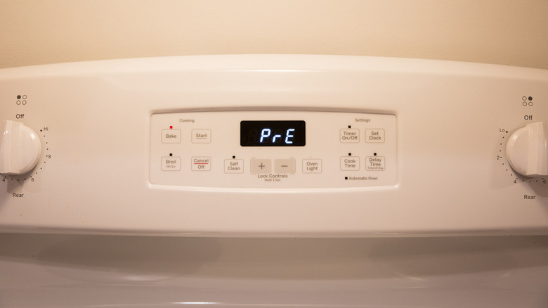 oven display showing preheat symbol 