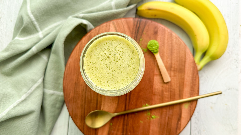 matcha bananasmoothie in glass