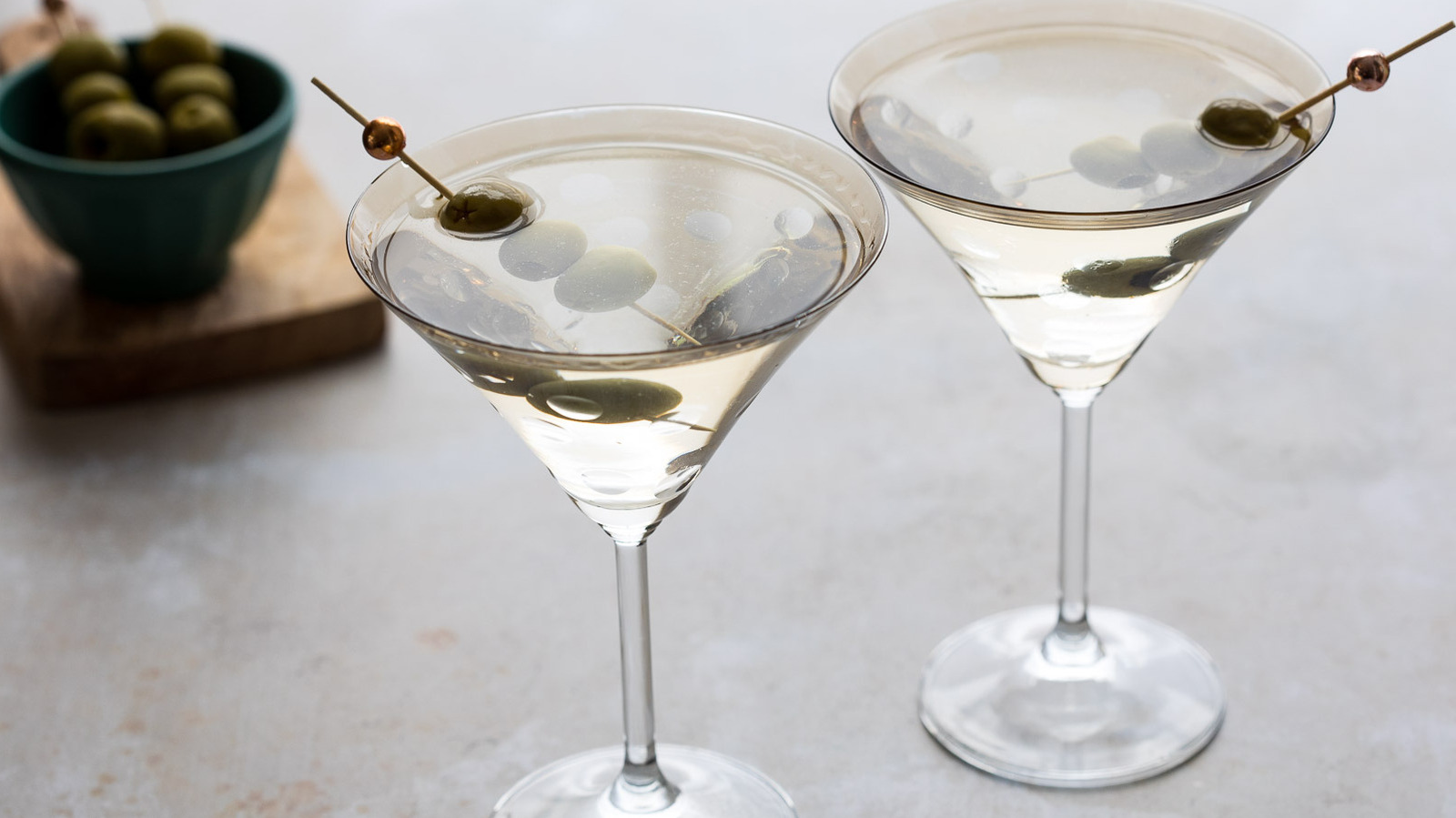 https://www.tastingtable.com/img/gallery/easy-dirty-martini-recipe/l-intro-1655155061.jpg