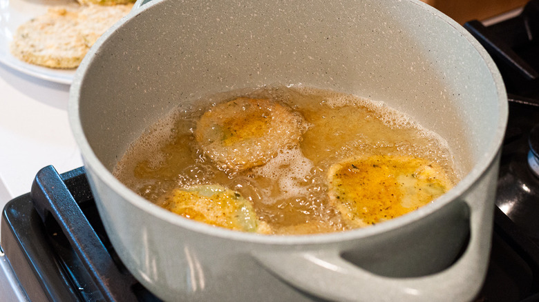 fried green tomatoes in oil 