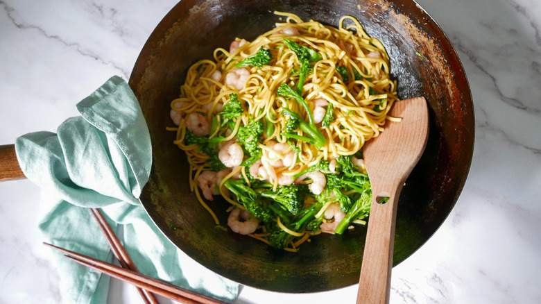 shrimp chow mein in wok