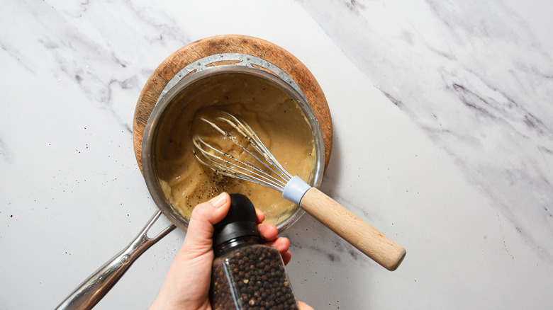 Adding black pepper to gravy