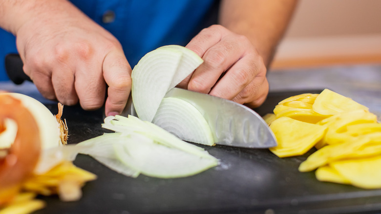 slicing onions