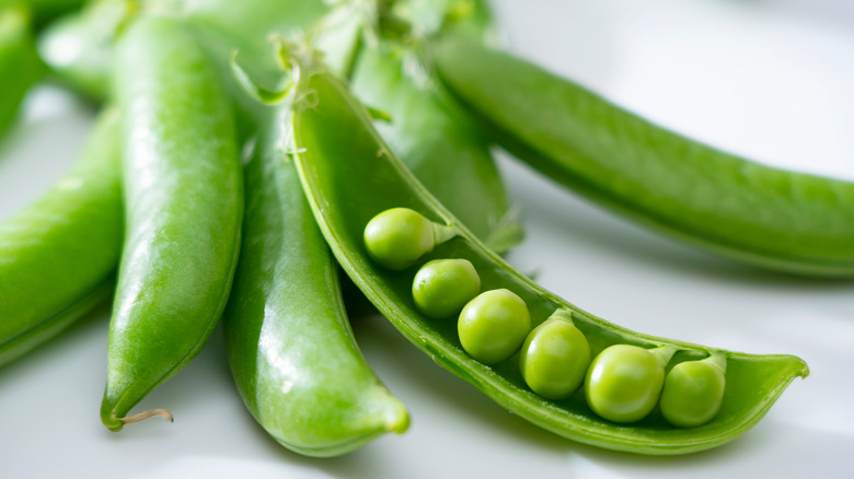 Raw snap peas pods