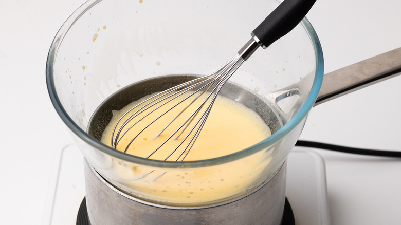 Making hollandaise sauce 