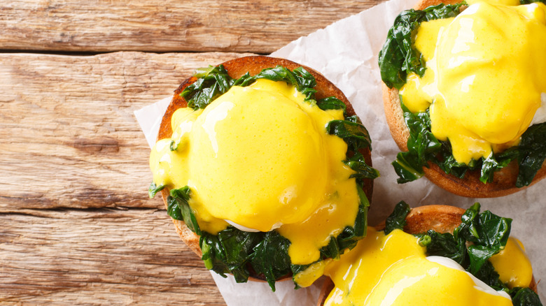 Overhead photo of eggs florentine 