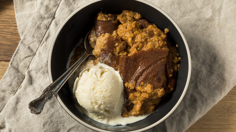 Hasty cornmeal pudding with vanilla ice cream