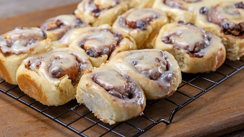 Cooling rack of cinnamon rolls