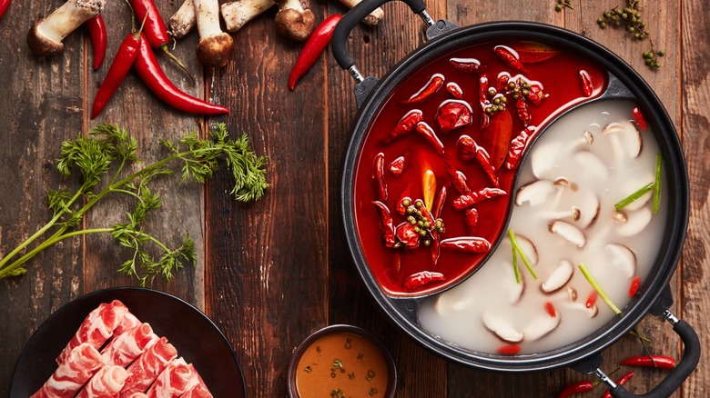 Mild and spicy hot pot broth