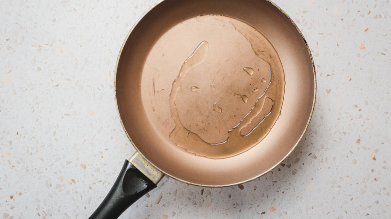 Pan with oil