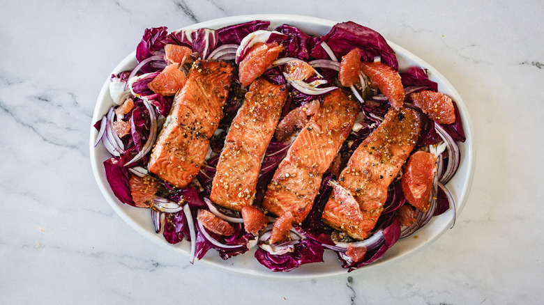 Salmon grapefruit salad with sauce