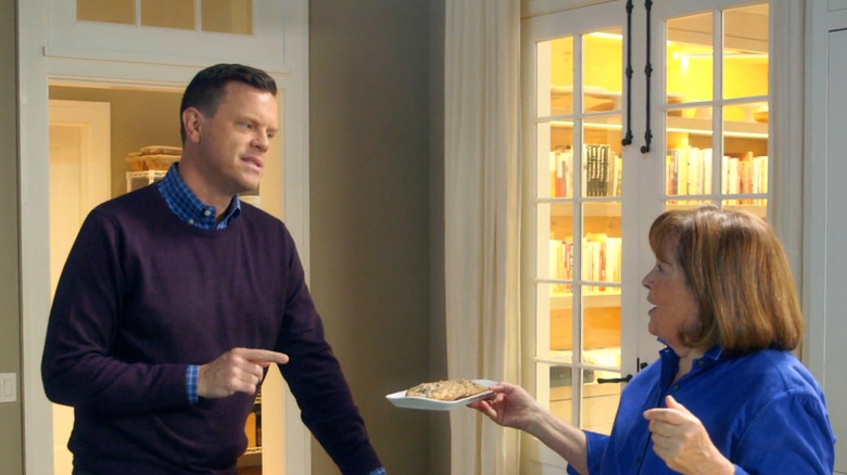 Willie Geist and Ina Garten eating cookies