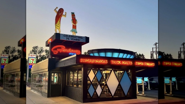 Superdawg drive-in exterior