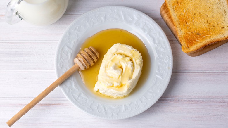 Making honey butter with toast