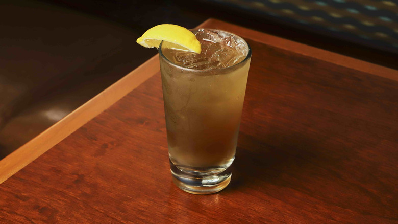 Pint glass with ice and beverage