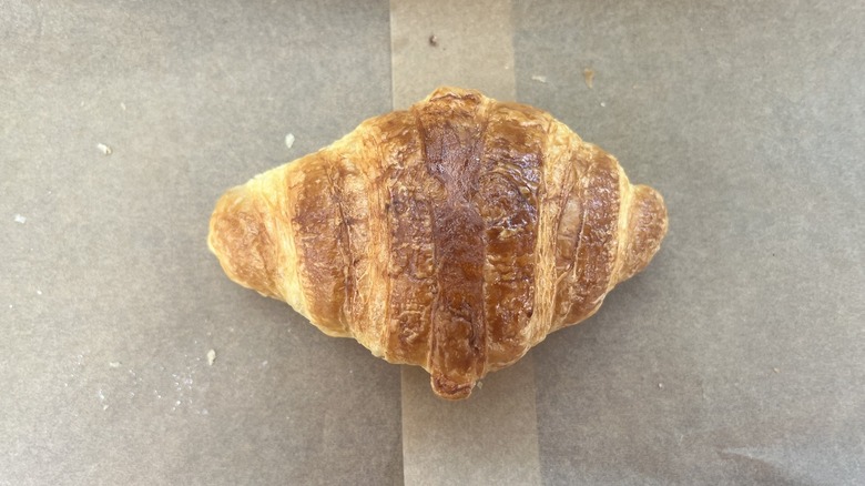 A plain cornetto on tray 