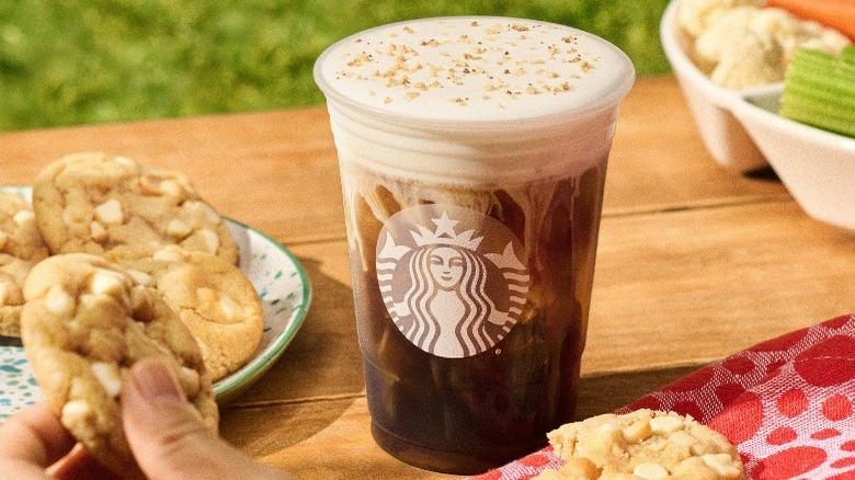 Macadamia cold brew with cookies
