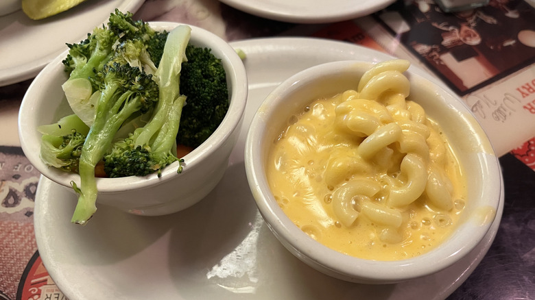 macaroni and cheese with side of broccoli