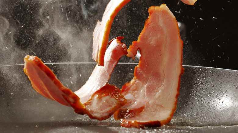 https://www.tastingtable.com/img/gallery/everyone-makes-these-mistakes-when-cooking-bacon/preheating-the-frying-pan-for-bacon-1653580430.jpg