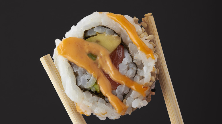 Spicy mayo on sushi 