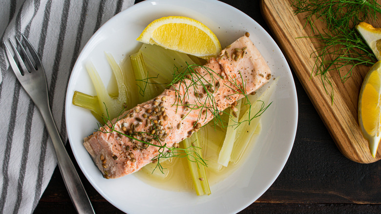 Salmon over fennel and lemon