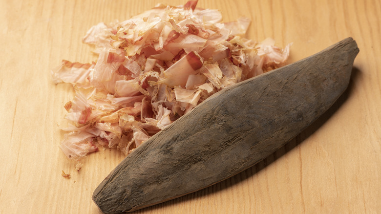 Katsuobushi chunk and flakes 