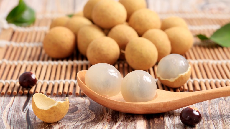 Longan fruit peeled and unpeeled