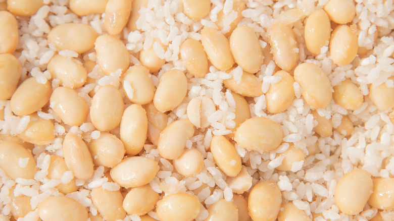 Mixture of soybeans and rice 