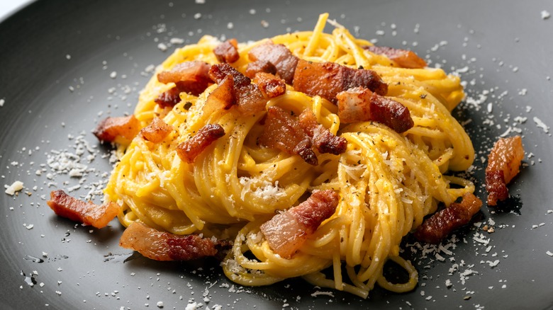 carbonara pasta on black dish