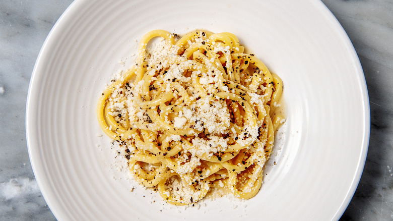 cacio e pepe on plate