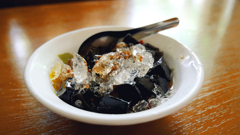 Shaved ice with black jelly