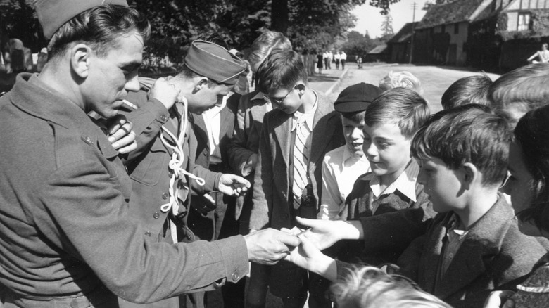 American soldiers giving gum to children, 1945