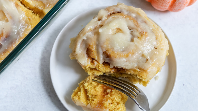 frosted pumpkin cinnamon roll