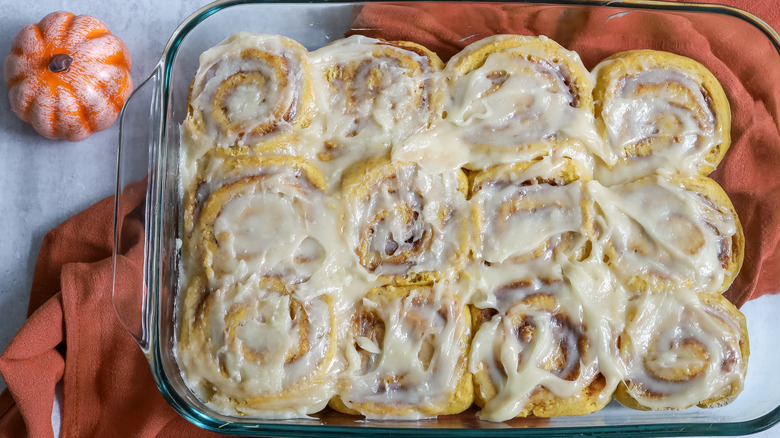 frosted pumpkin cinnamon rolls