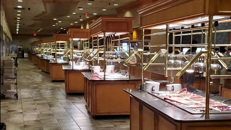 buffet bars lined up at Shady Maple Smorgasboard