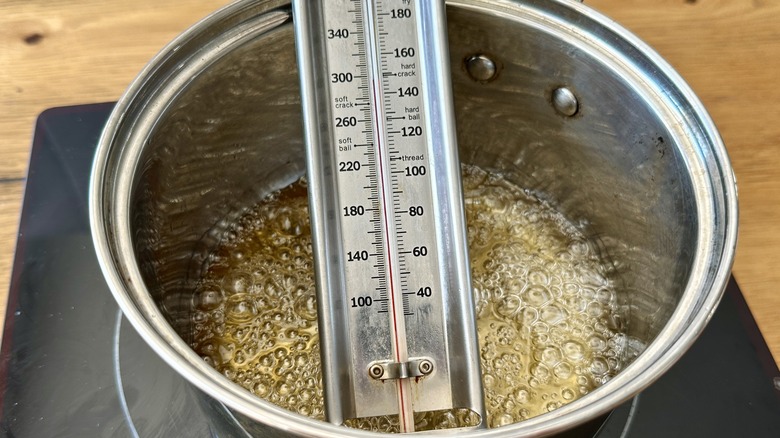 Cooking sugar syrup