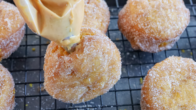 filling donuts with pumpkin filling