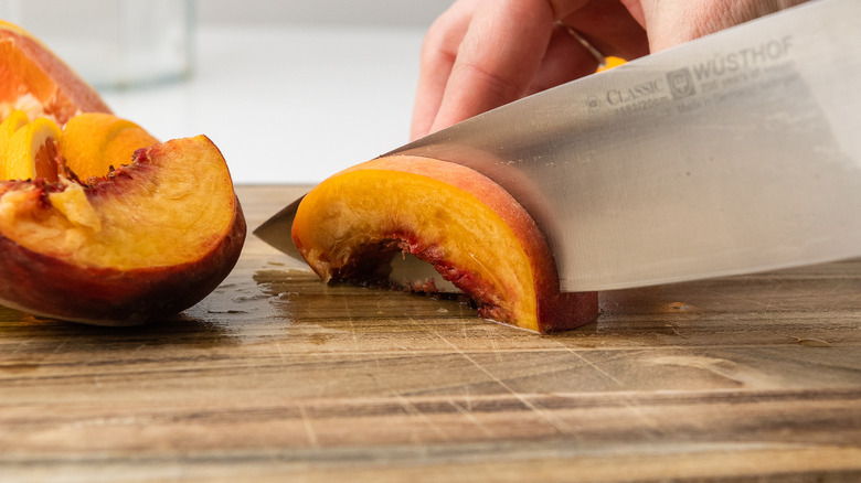 peaches on cutting board 