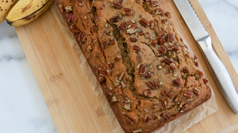 banana bread with pecans