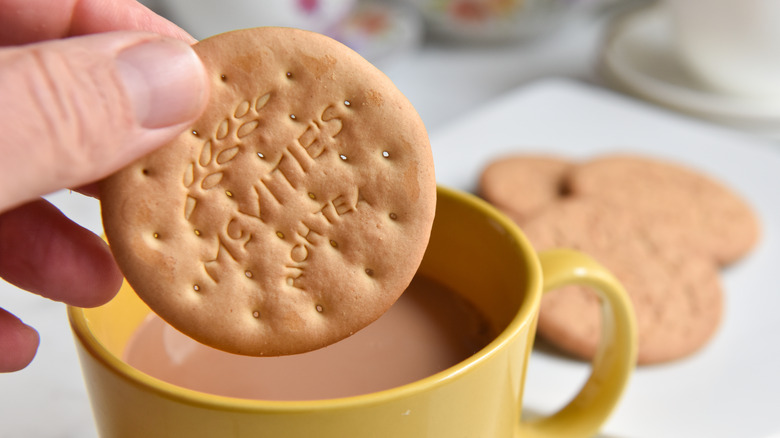 biscuit and a mug of tea 