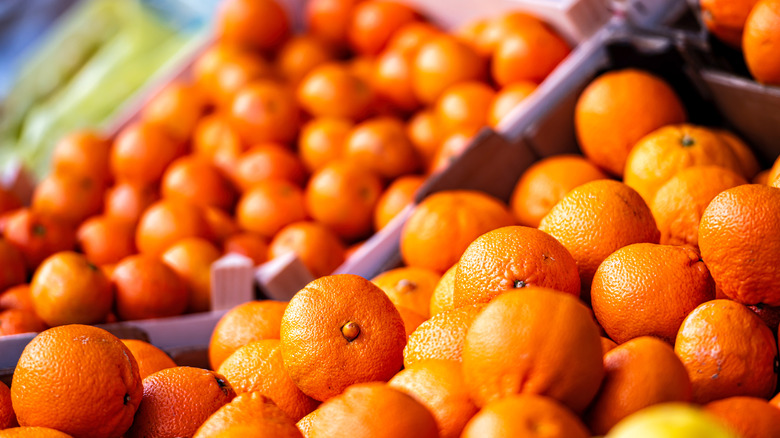 Mandrin oranges at market 