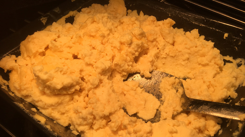 Scrambled eggs under warming light