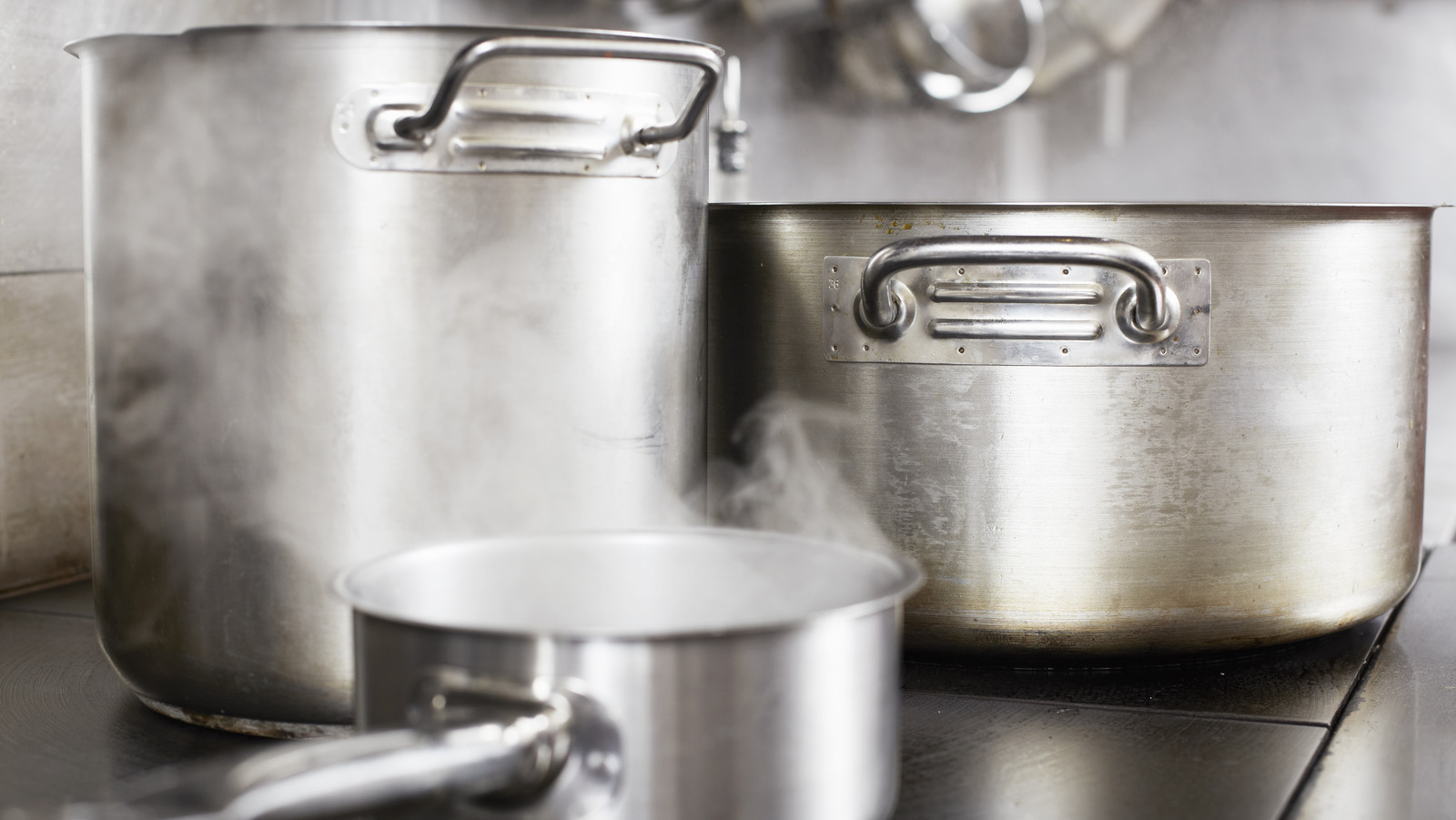 https://www.tastingtable.com/img/gallery/for-a-faster-boil-be-sure-to-start-with-the-right-pot/l-intro-1698453110.jpg